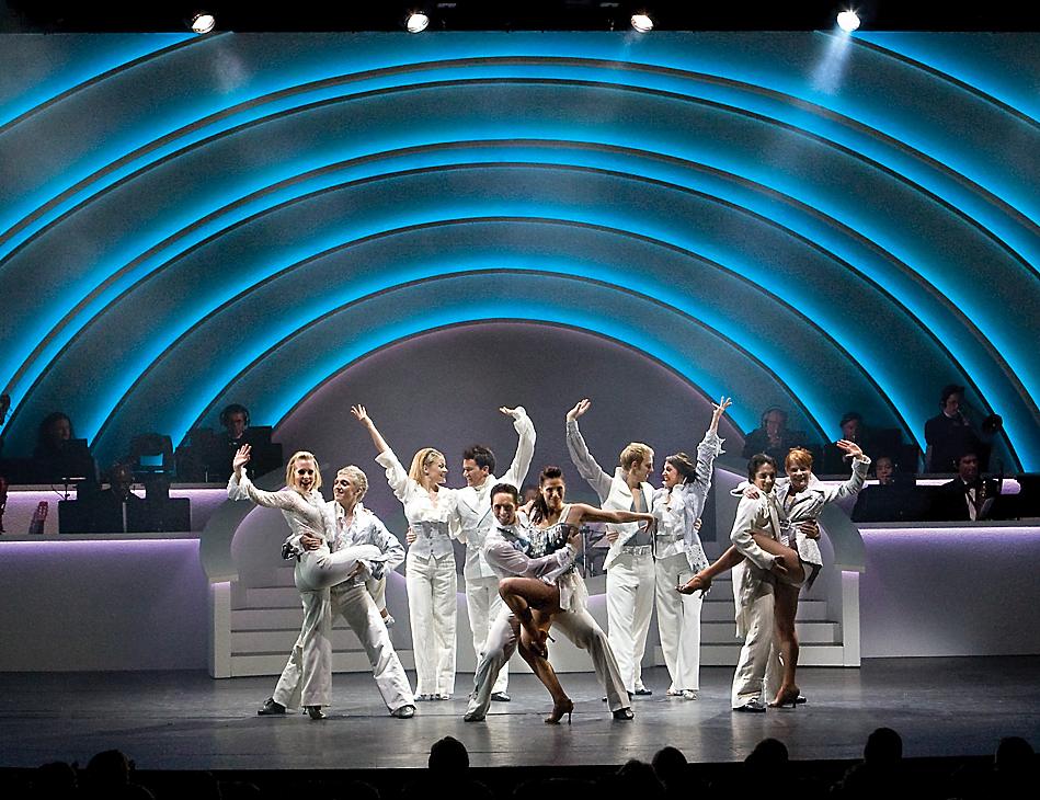 Mariner of the Seas - Center Stage